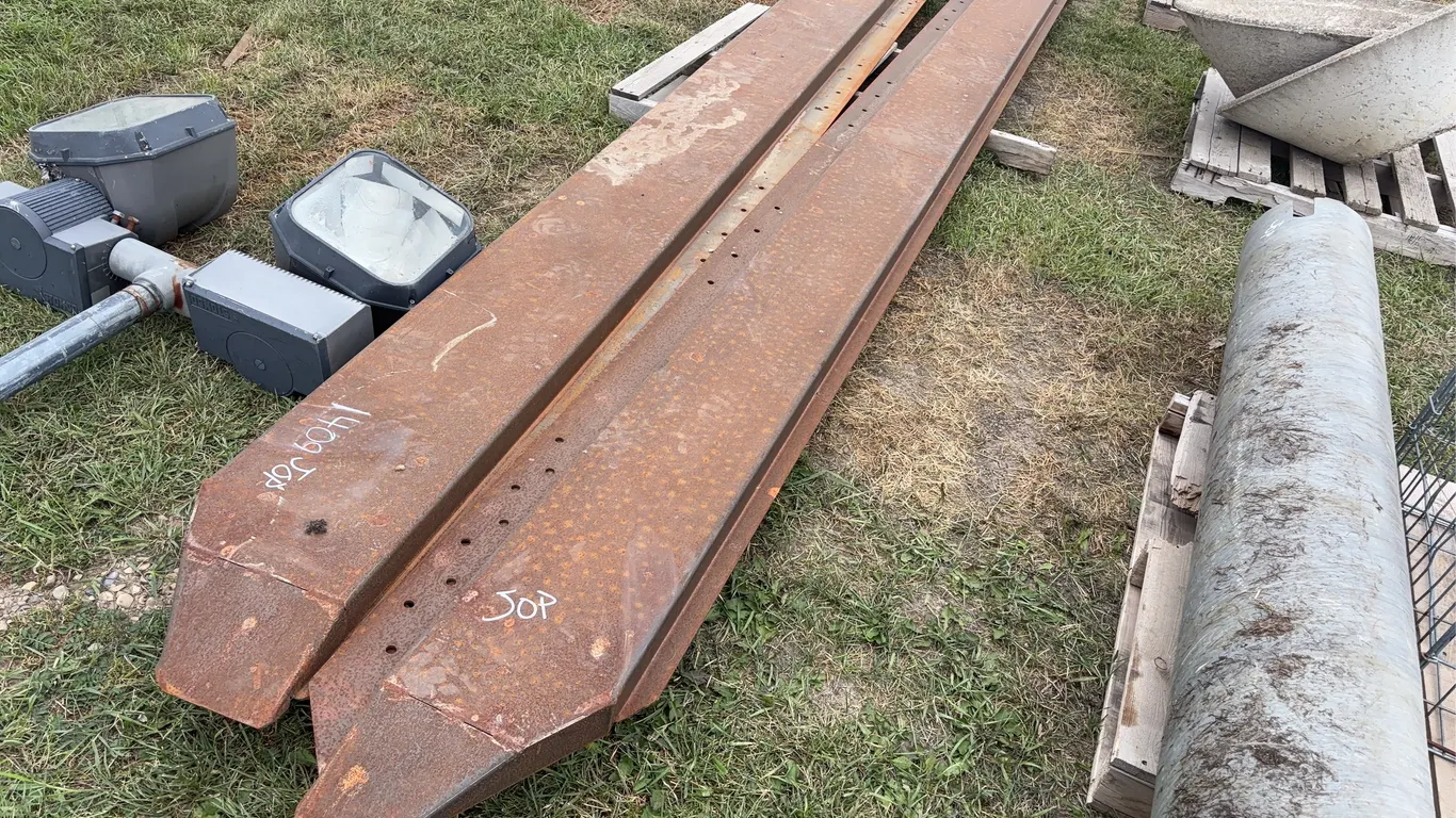Steel sleds (2) approx 17.5' x 1.5', *Unreserved*