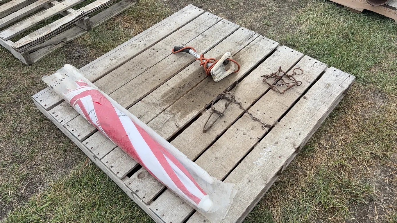 Umbrella, Pail heater, Steel Rodent traps, *Unreserved*