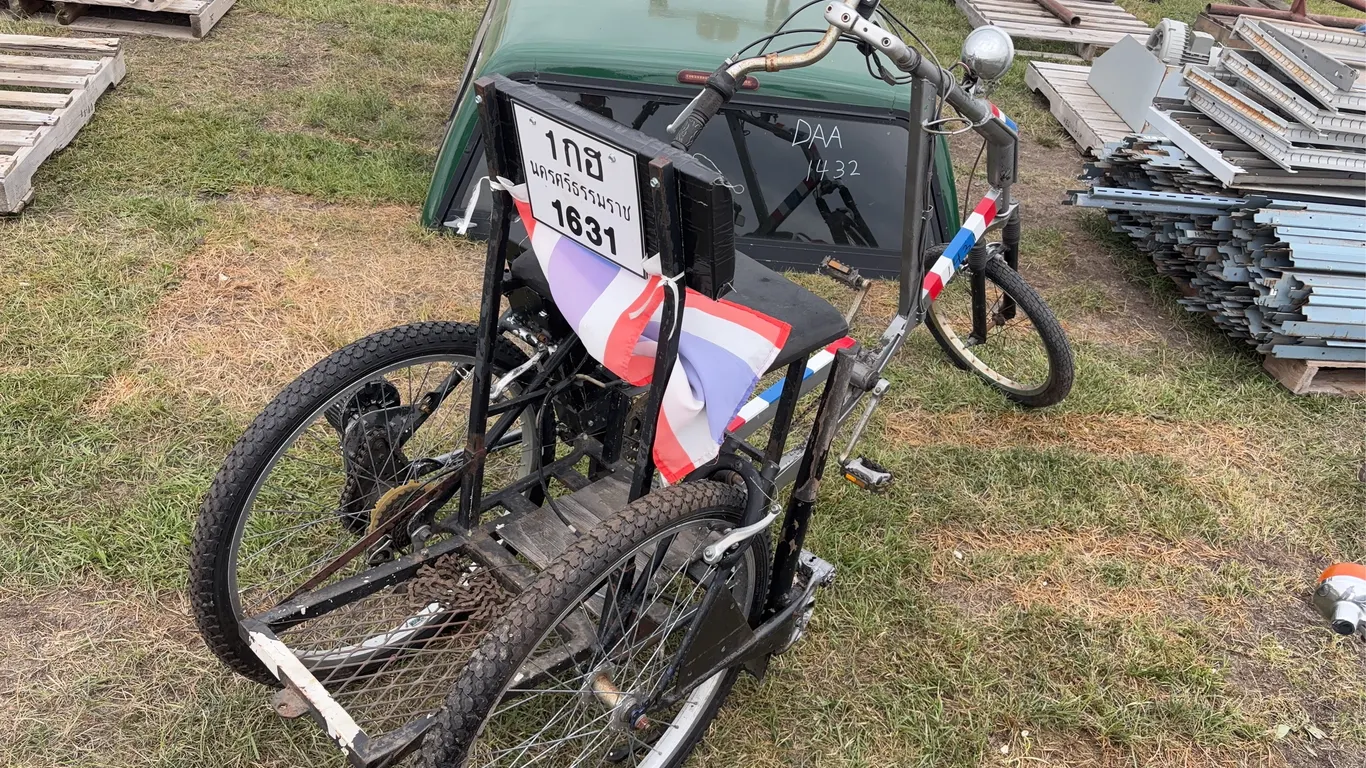 Electric Tricycle, steel frame, peddles, needs battery, *Unreserved*