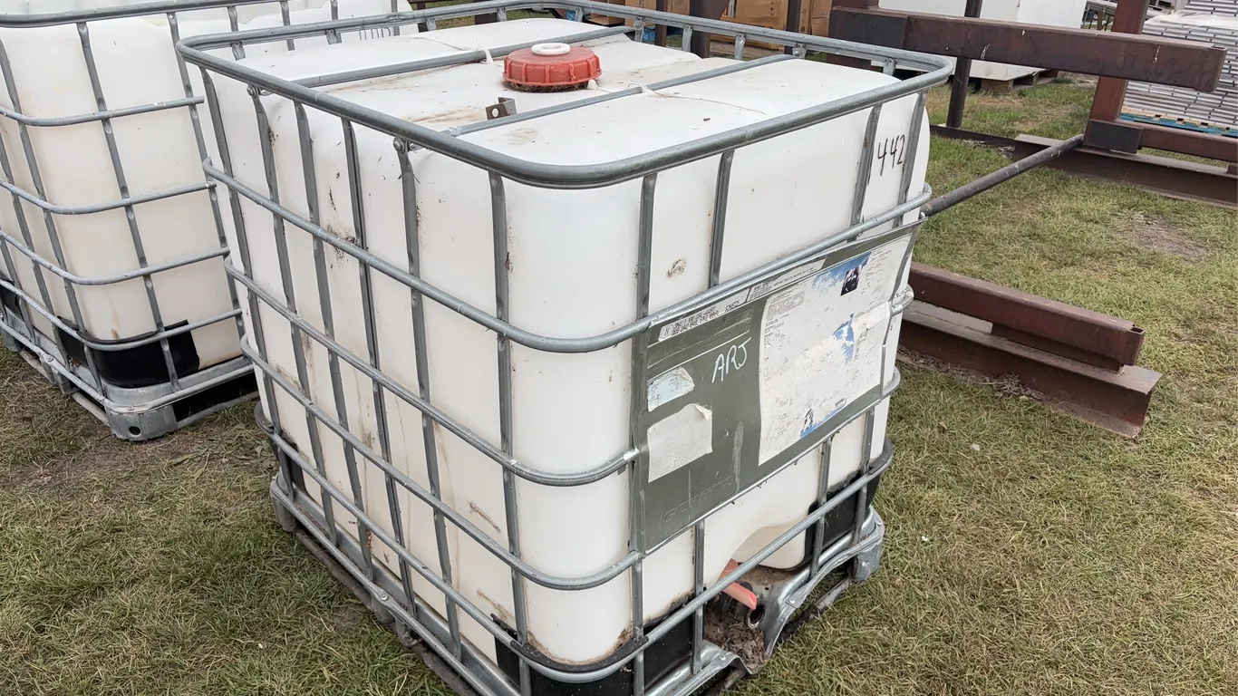 1000 L Water tote, unknown what used for last, sat empty, *Unreserved*