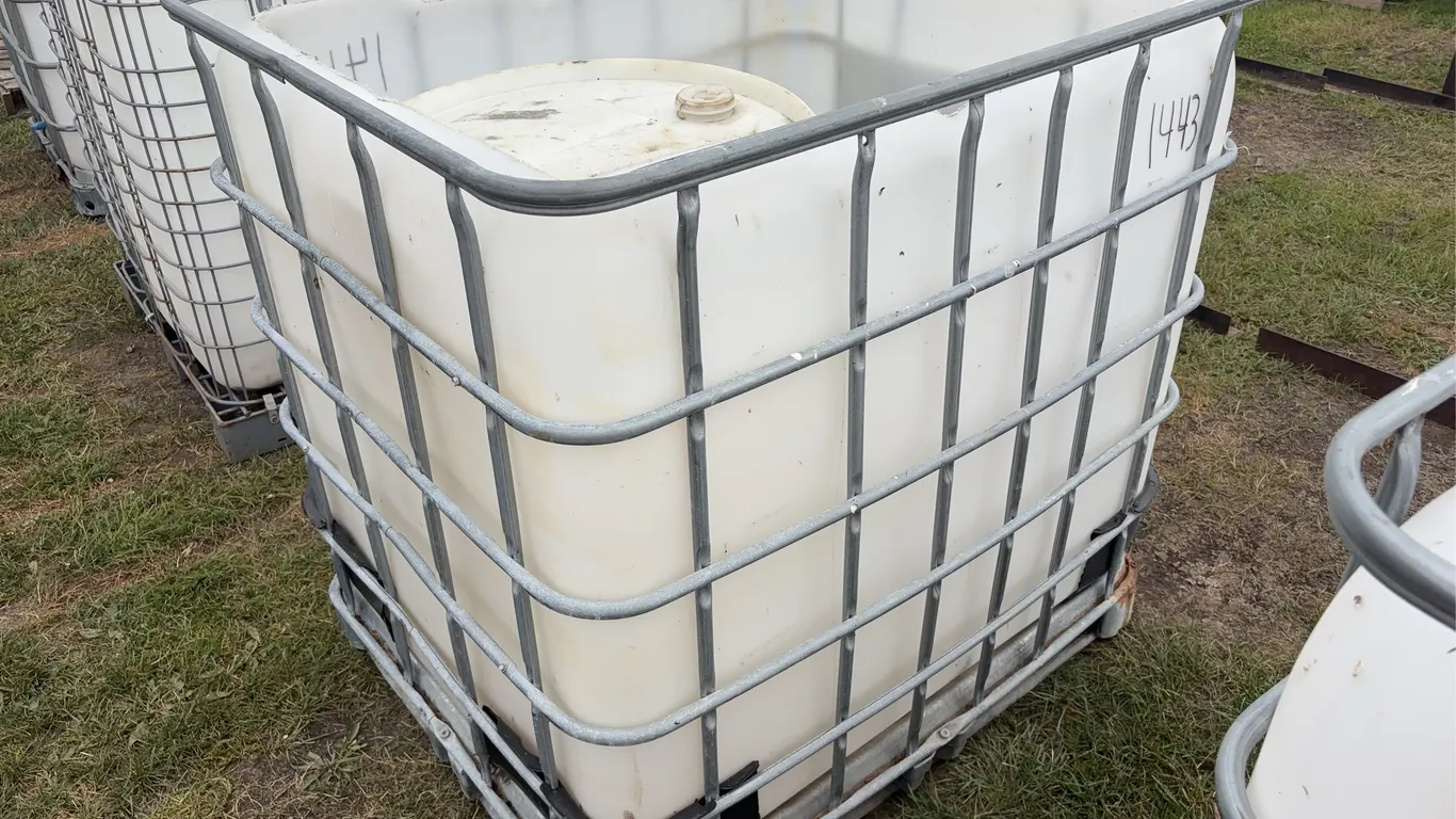 1000 L Water tote w/ Top Cut off, unknown what used for last, sat empty, 55 Gal Plastic Barrel *Unreserved*