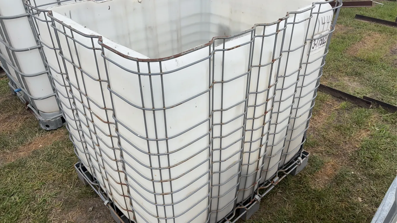 1000 L Water tote, unknown what used for last, sat empty, w/ Fan Blades & Cling Wrap *Unreserved*