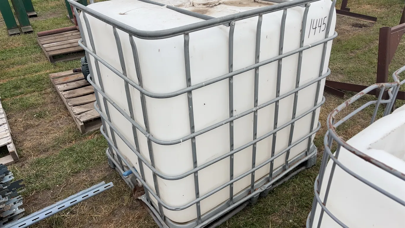 1000 L Water tote, unknown what used for last, sat empty, Missing Cap *Unreserved*