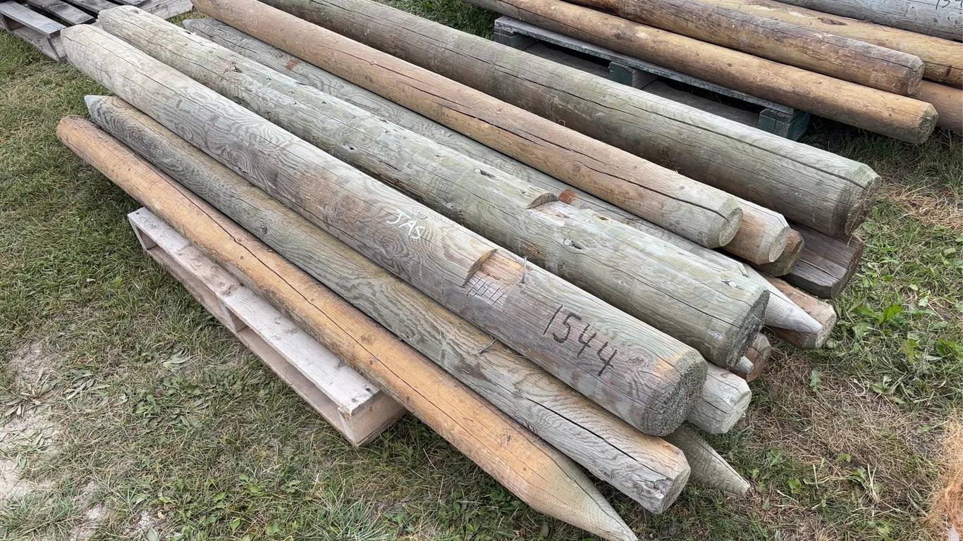 Wood fence posts, approx 13 - 6", 3- 8", Approx. 6'9'' - 8' Long *Unreserved*