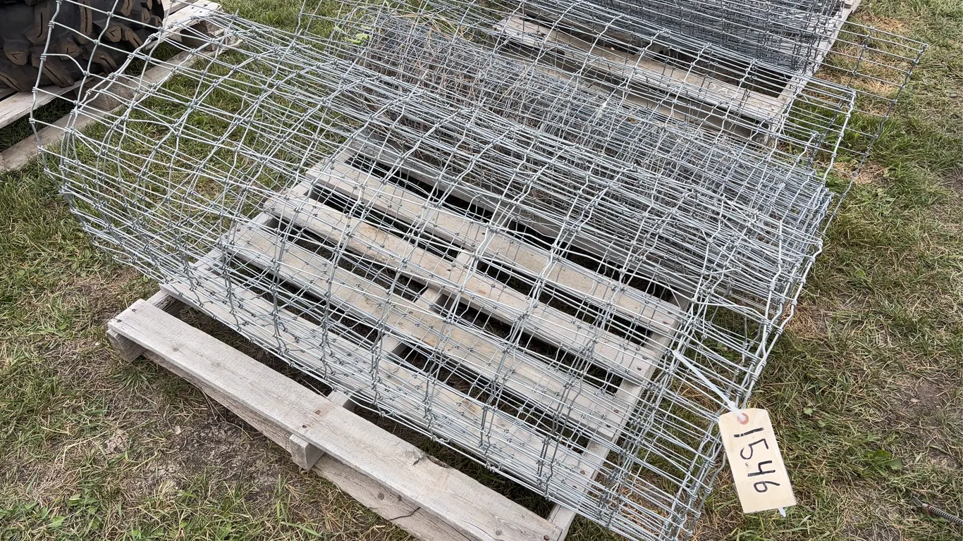 Metal Wire Fencing, approx 4' H, unknown length, *Unreserved*