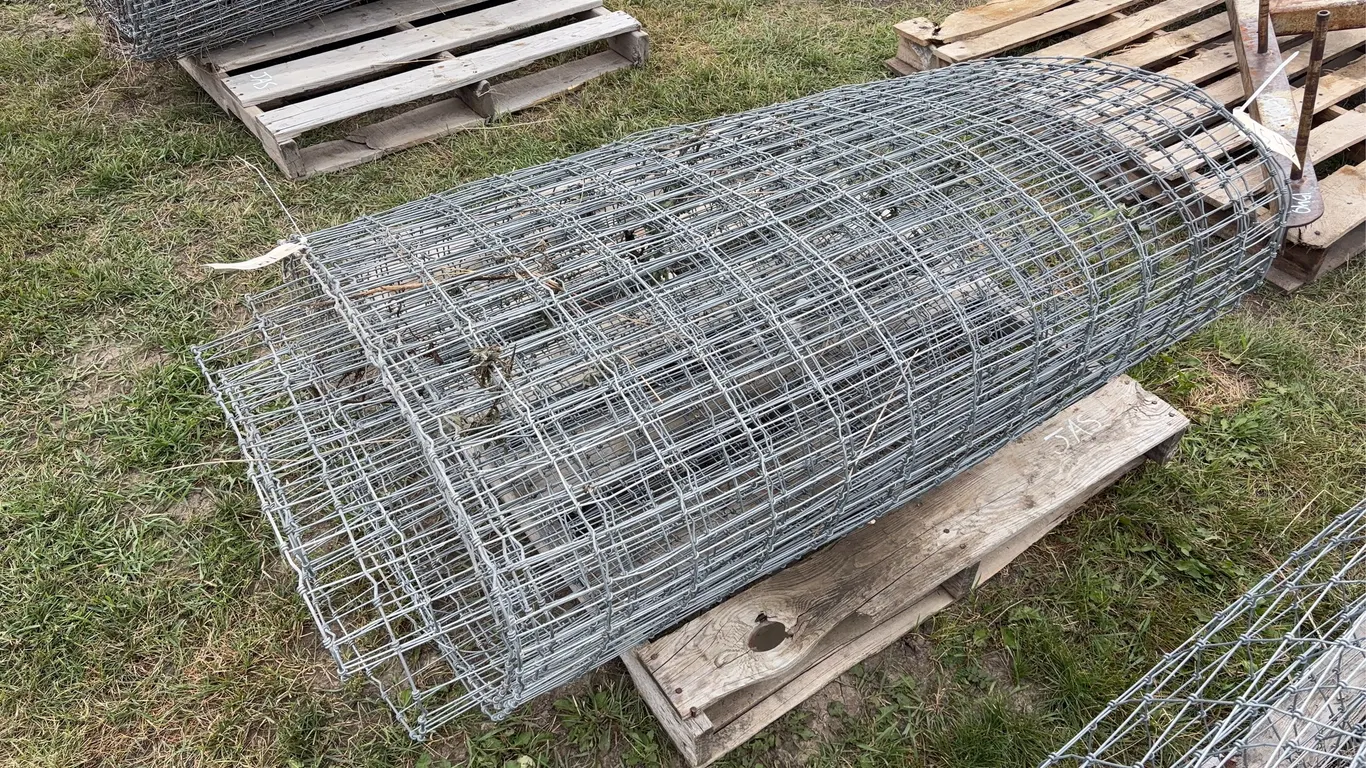Metal Wire Fencing, approx 4' H, unknown length, *Unreserved*