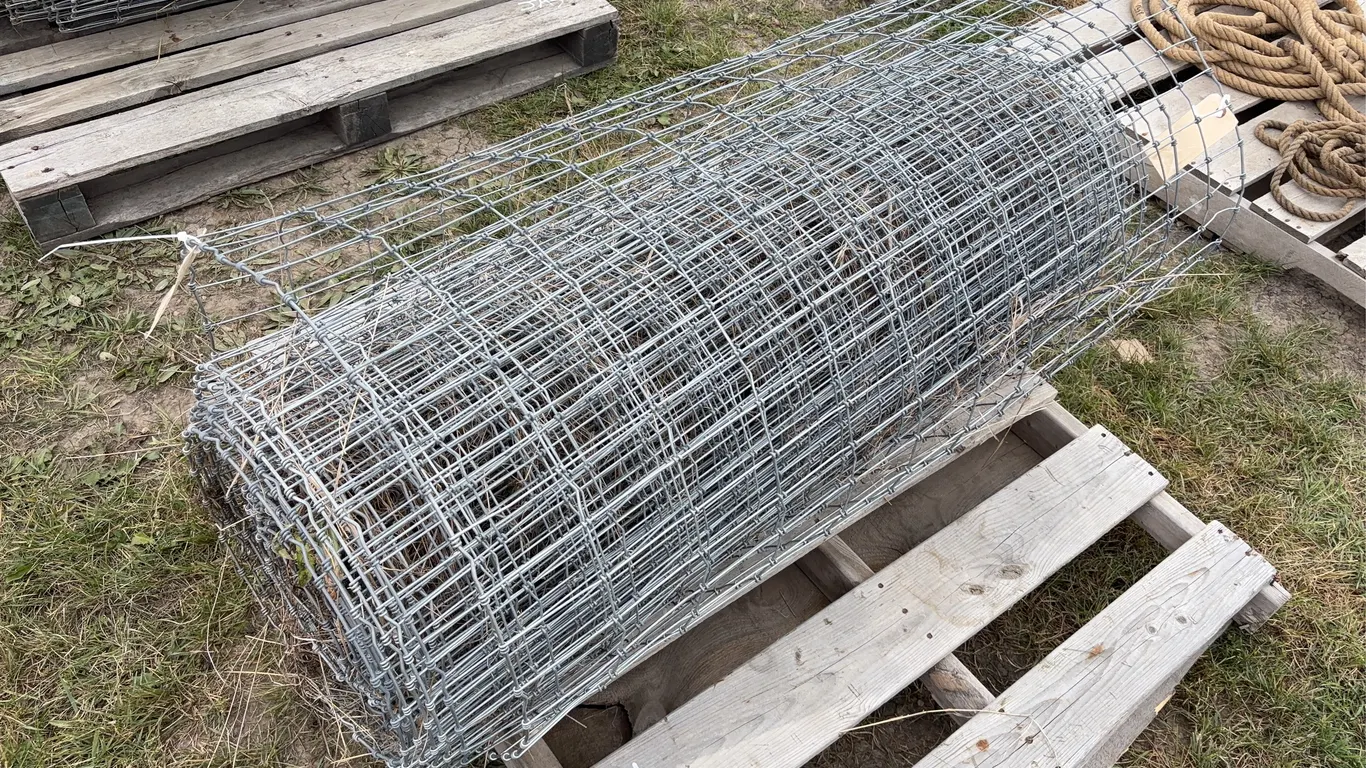 Metal Wire Fencing, approx 4' H, unknown length, *Unreserved*