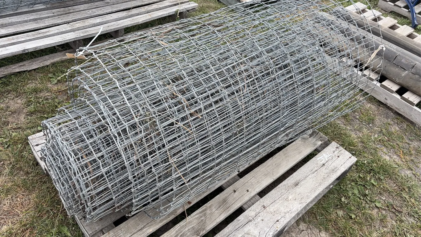 Metal Wire Fencing, approx 4' H, unknown length, *Unreserved*