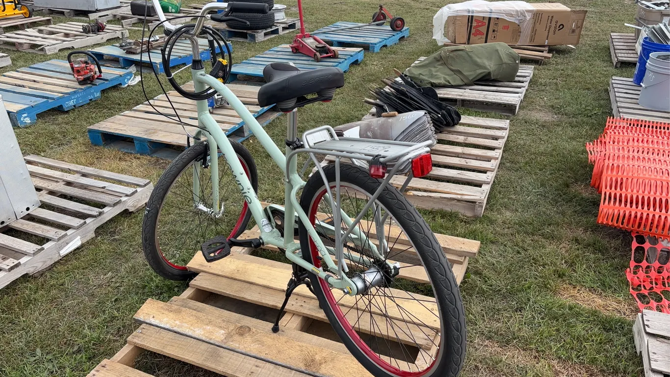 Townie Electra Bicycle, 6061 aluminum, 26" wheels w/ lock & 2 keys, *Unreerved*