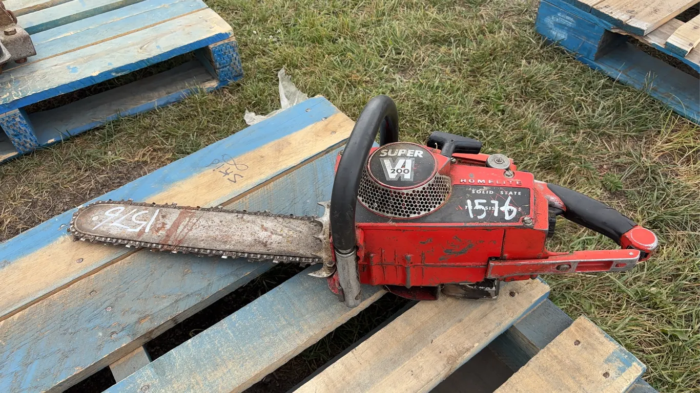 Homelite Gas Chainsaw 18" blade, Super V1200 solid state, *Unreserved*