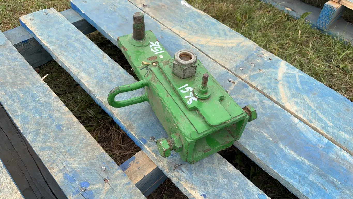 John deer quick hitch, 14"L, 8" W, *Unreserved*