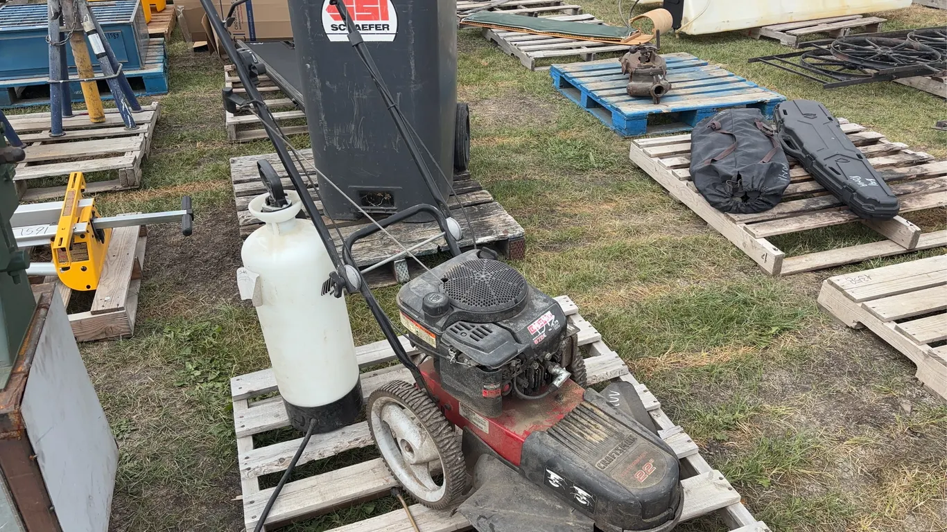 Craftsman Weedtrimmer 22", Weed sprayer bottle, *Unreserved*