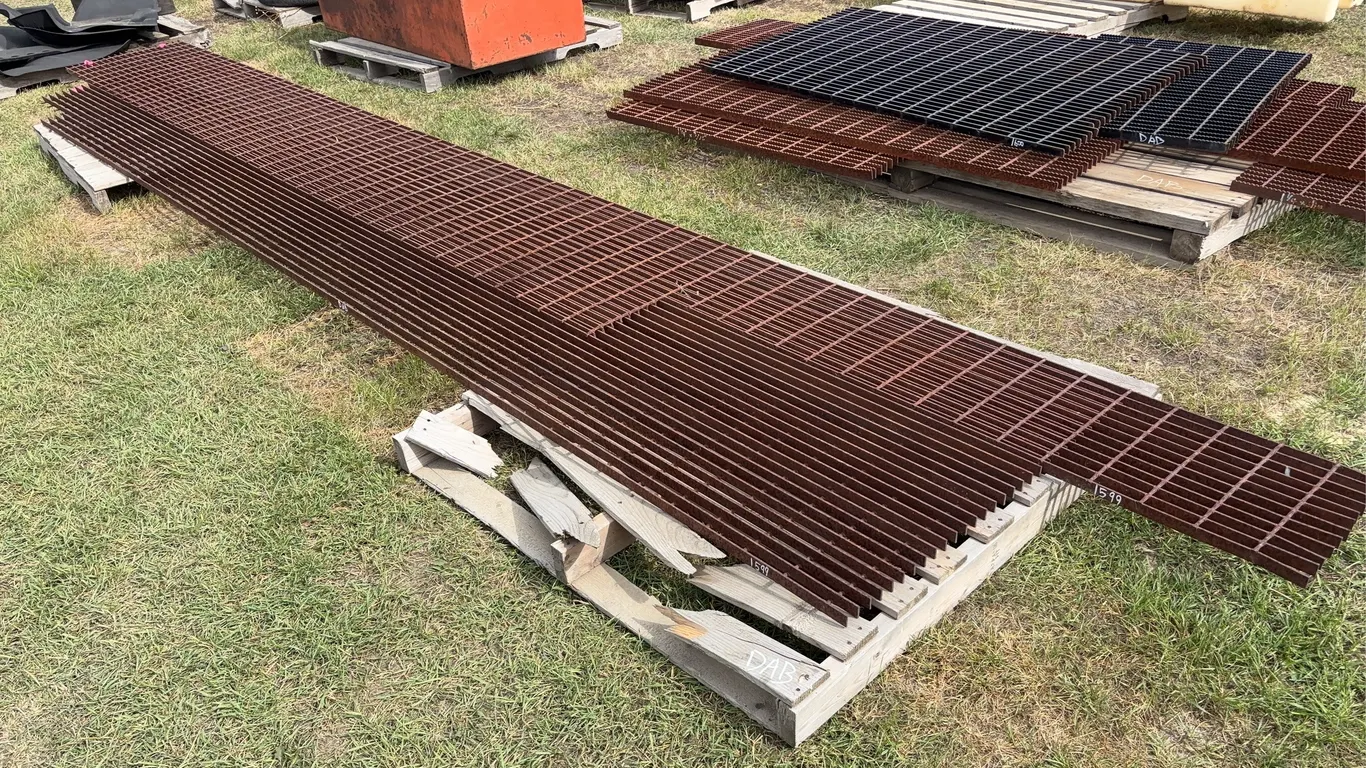 Grating: 1 - 3'x15',1", 1 - 23"x14', 1", *Unreserved*