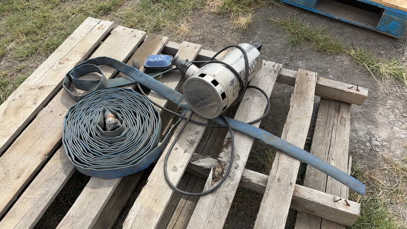 Powerfist Sump pump w/ hose, *Unreserved*