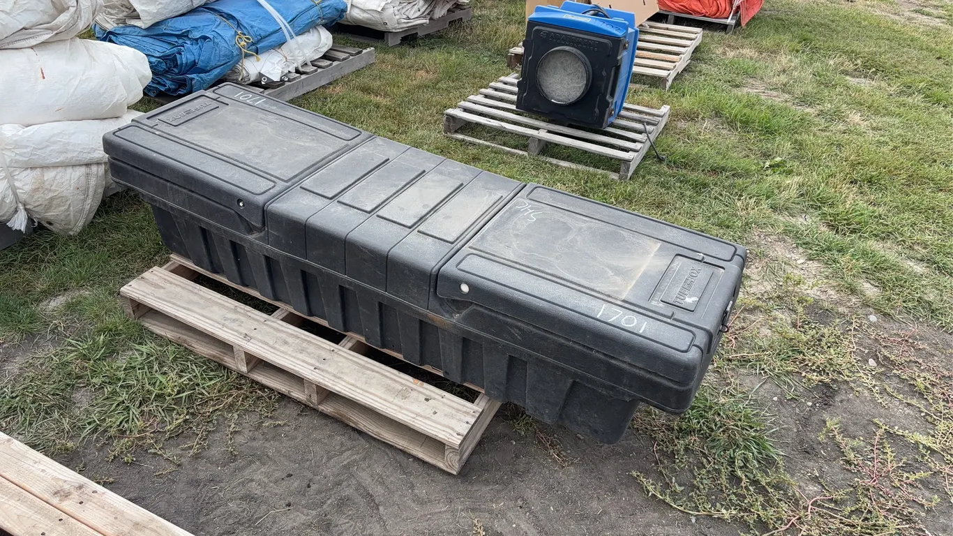 Tuffbox Plastic toolbox for truckbed, *Unreserved*