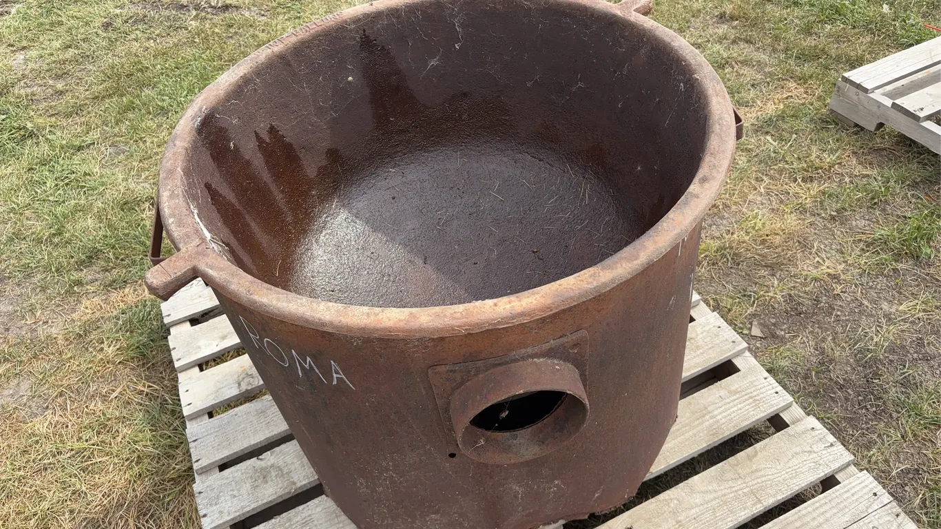 10 Gallon Cast Iron Rendering Kettle Approx. 2'4'' Dia x 4' *Unreserved*