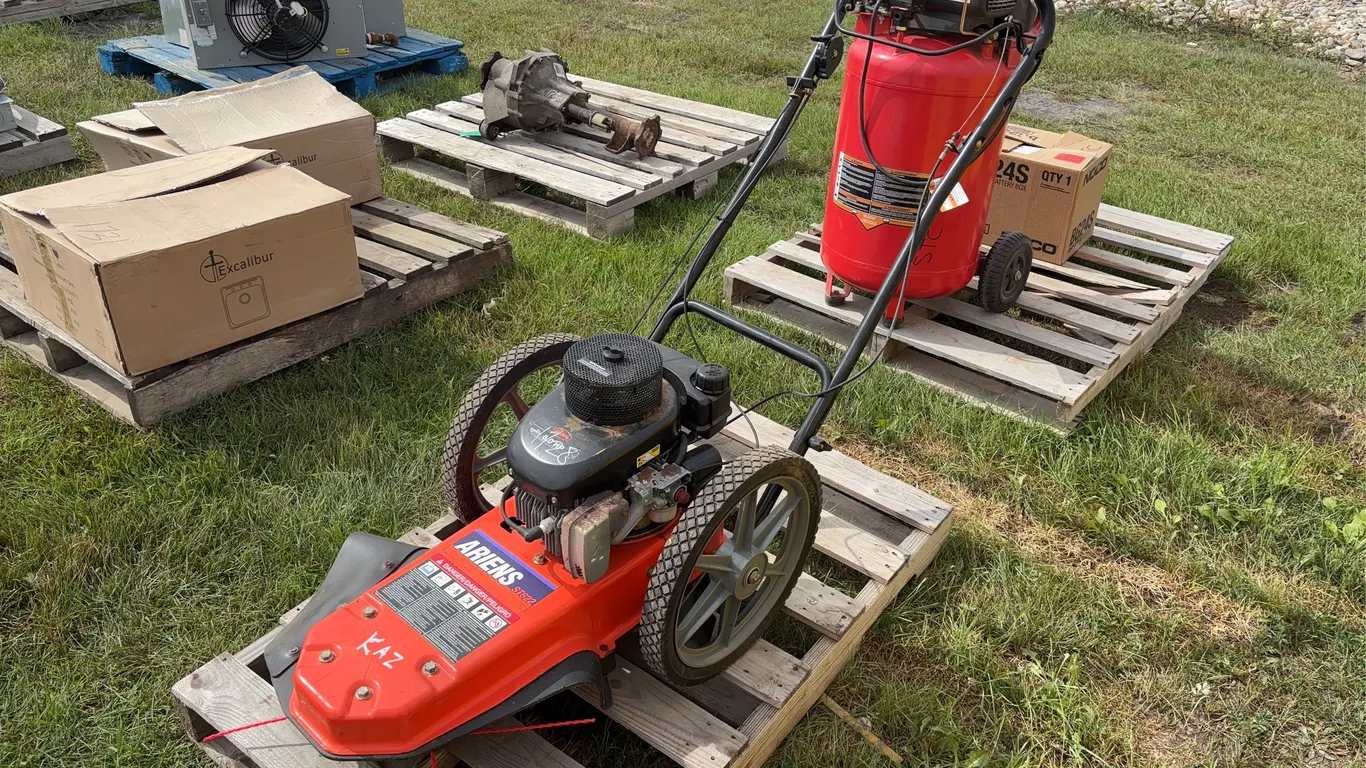 Ariens ST622 Heavy Duty Weed String Cutter, 22" w, 6 hp, *Unreserved*