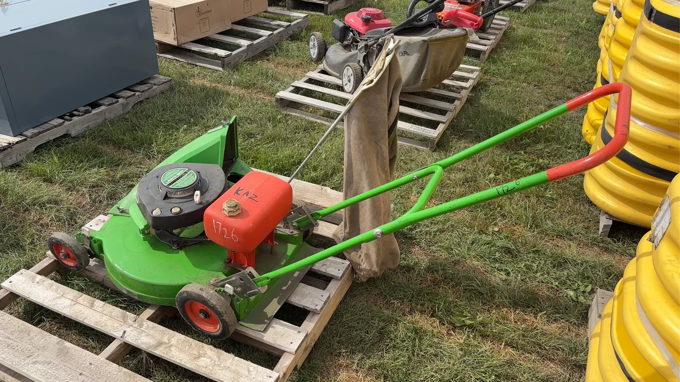 Commercial Lawnboy 21" mower, w/ bag & mulch plate, 2 stroke, *Unreserved*
