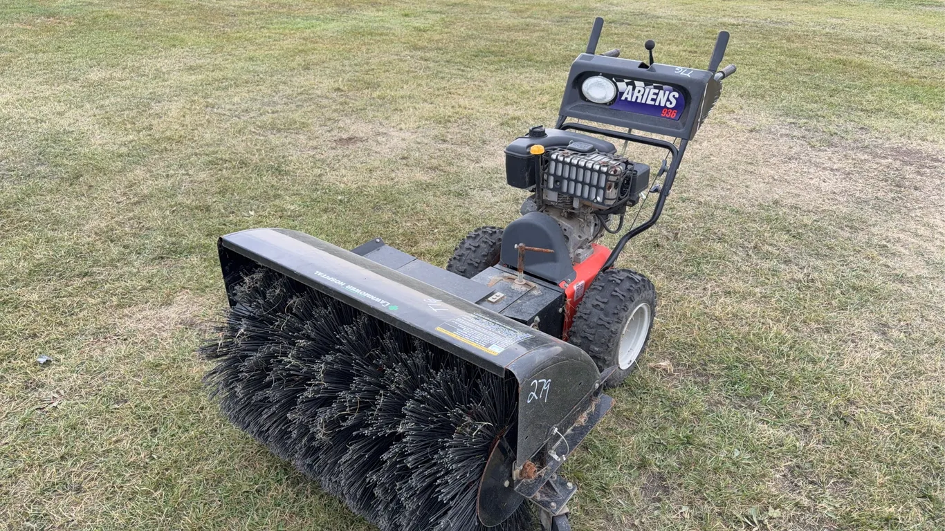 Ariens 936 9hp Snow/street sweeper, model 924507, sn 000514, 6.7 kw @ 3750 rpm, *Unreserved*