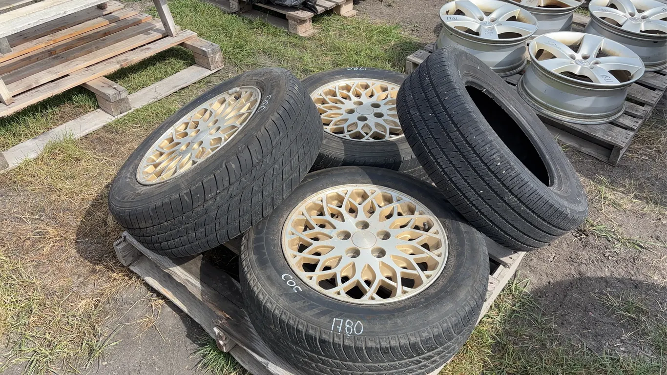 4 Toyo Tires 215/65R16 on 5 bolt rims off Dodge Minivan, *Unreserved*