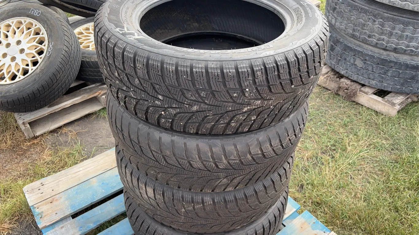 4 Radar tires 235/60R18, centre grade winter tires, *Unreserved*
