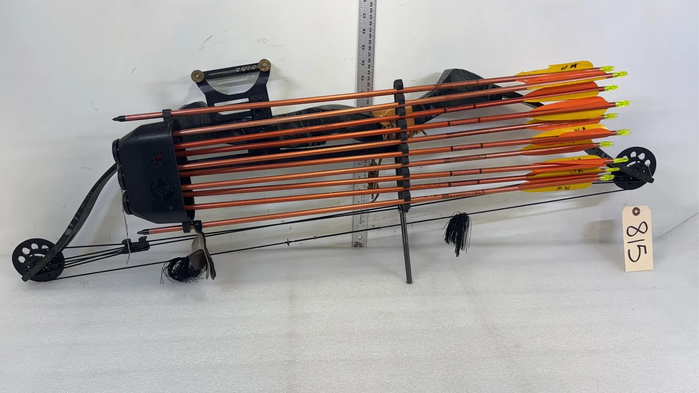 Browning Mirage Hunter 90 Compound Bow, w/ 10 Arrows, 60 1/2'' Draw, 50 Lb, w/ Quiver, Soft Case *Unreserved*