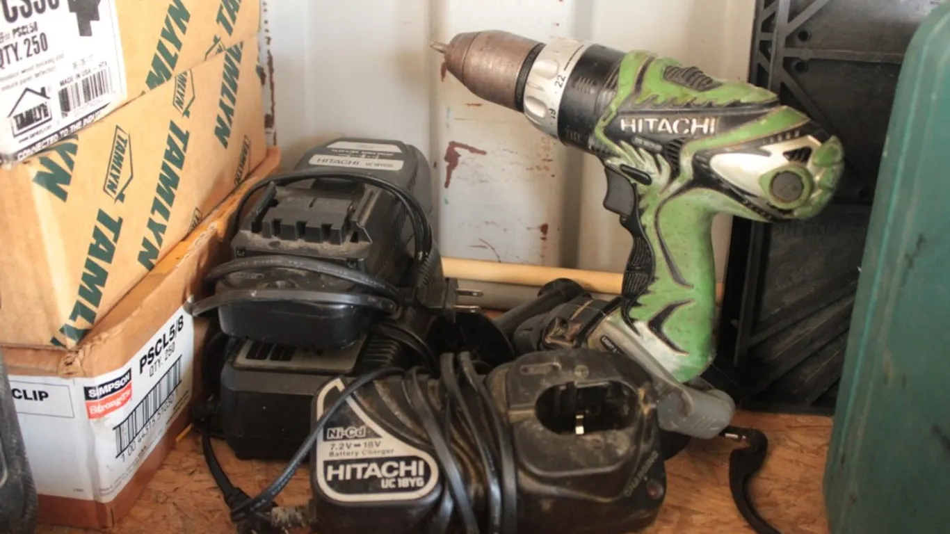 Hitachi 18-Volt Screw Gun, 1 Battery, 3 Chargers