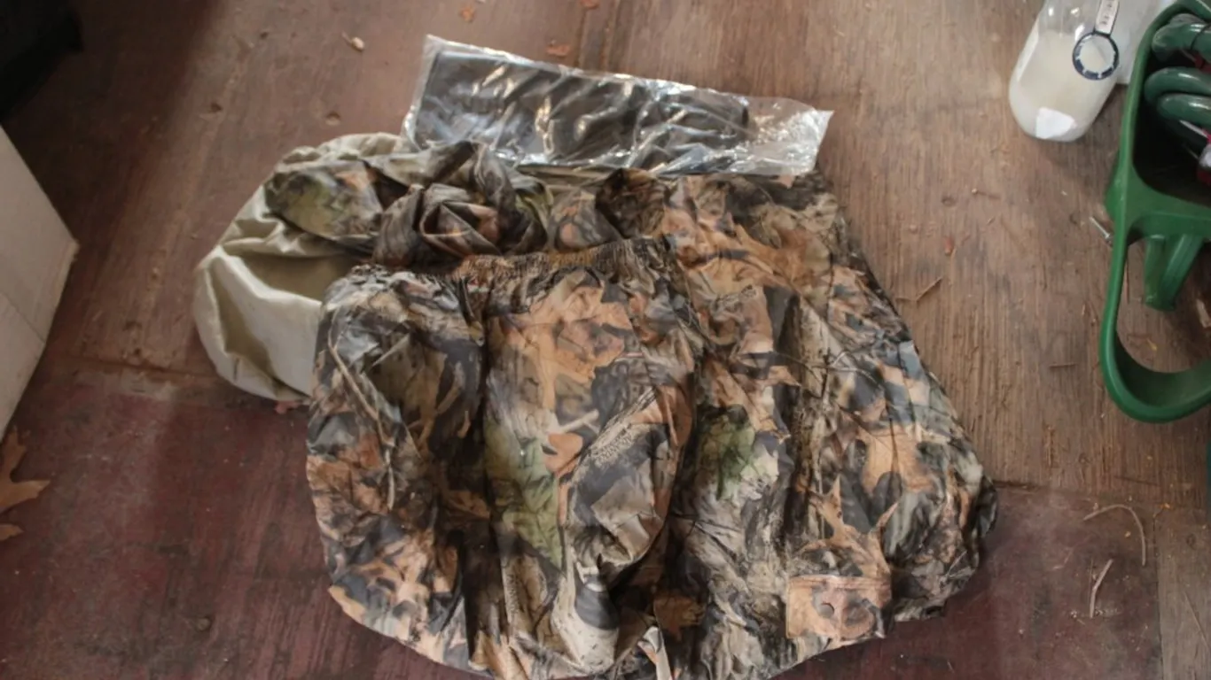 Camo Rain Suit Size 2XL and Gloves