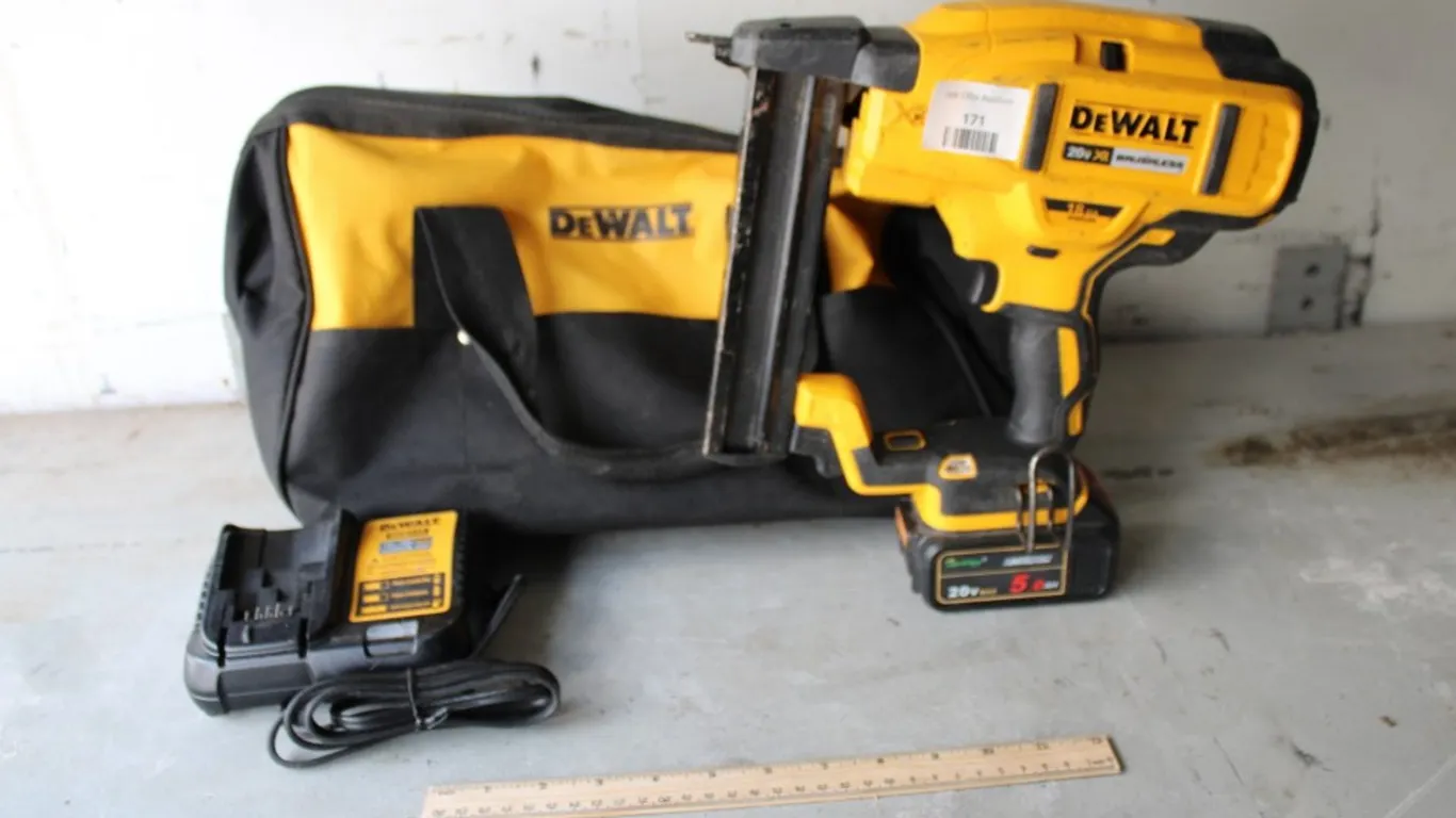DeWalt 20 Volt 18 Gauge Stapler with 1 Battery, Charger and Bag