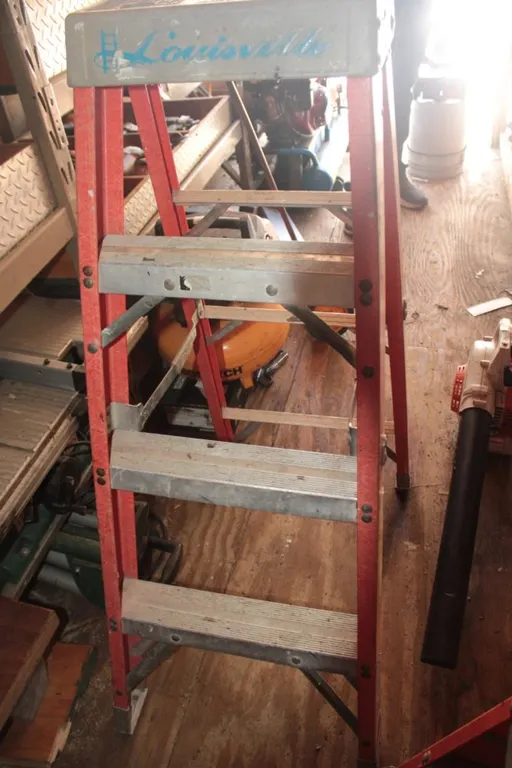4 Foot Louisville Stepladder