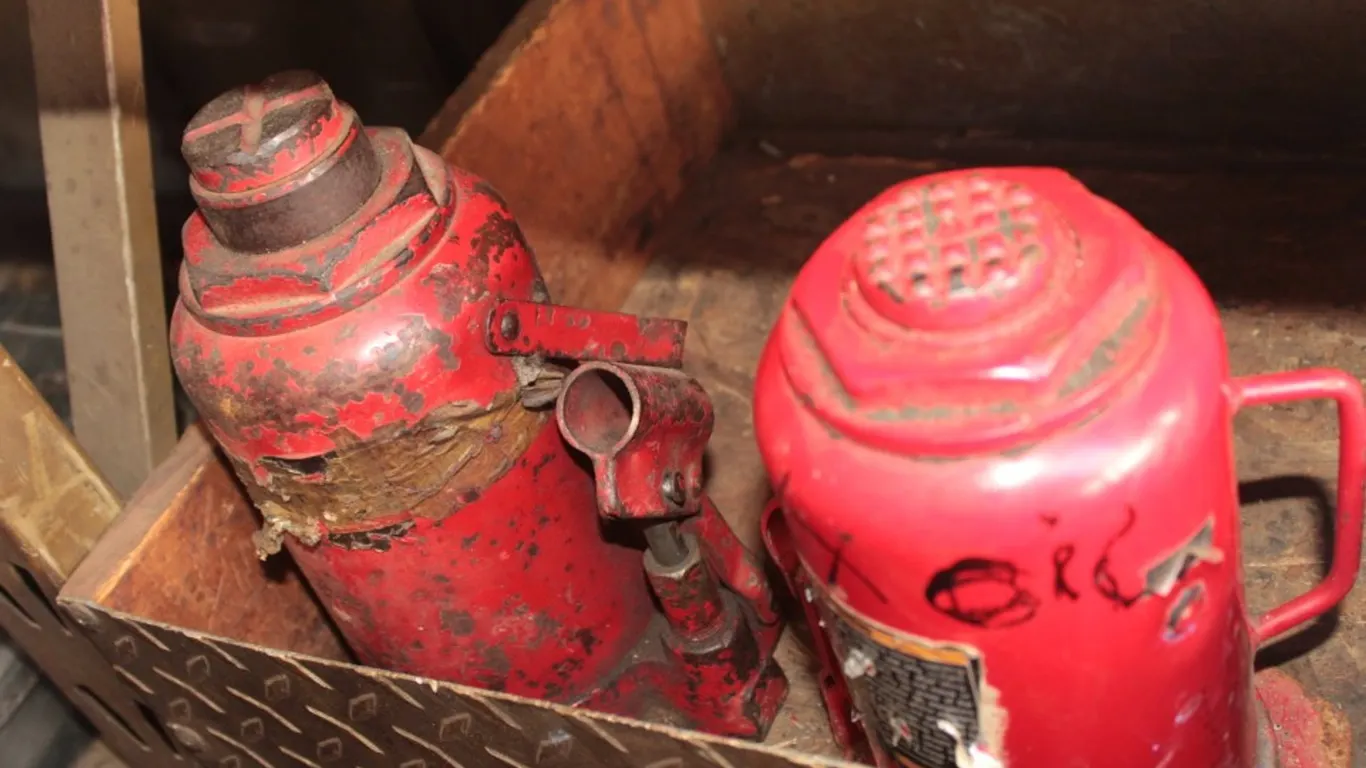 2 Bottle Jacks