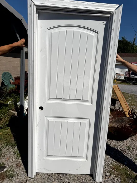 32 Inch Right-Hand Pre-Hung Entrance Door Has a Hole on One Side