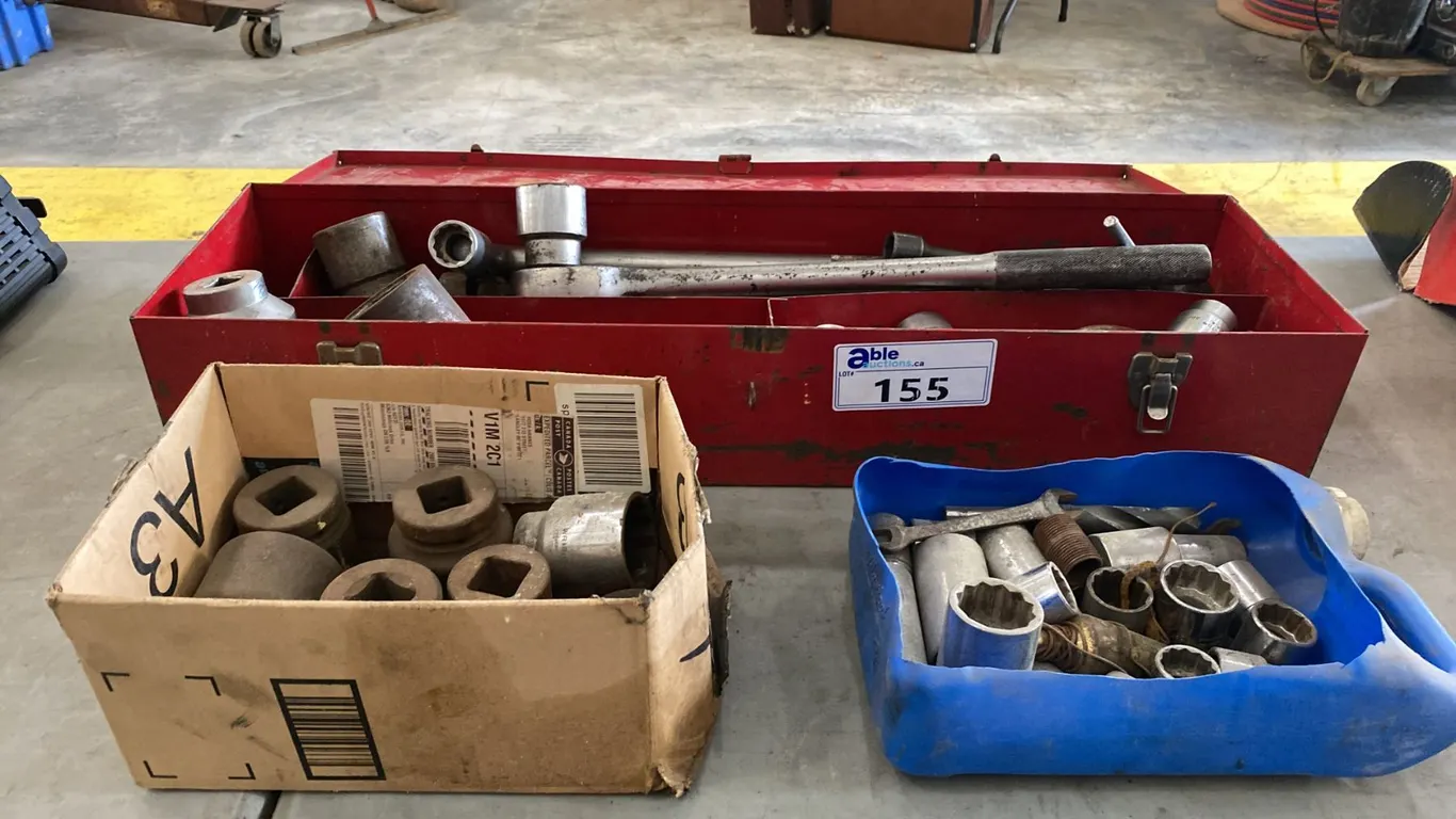 GROUP OF ASSORTED HEAVY DUTY SOCKETS & SOCKET WRENCHES