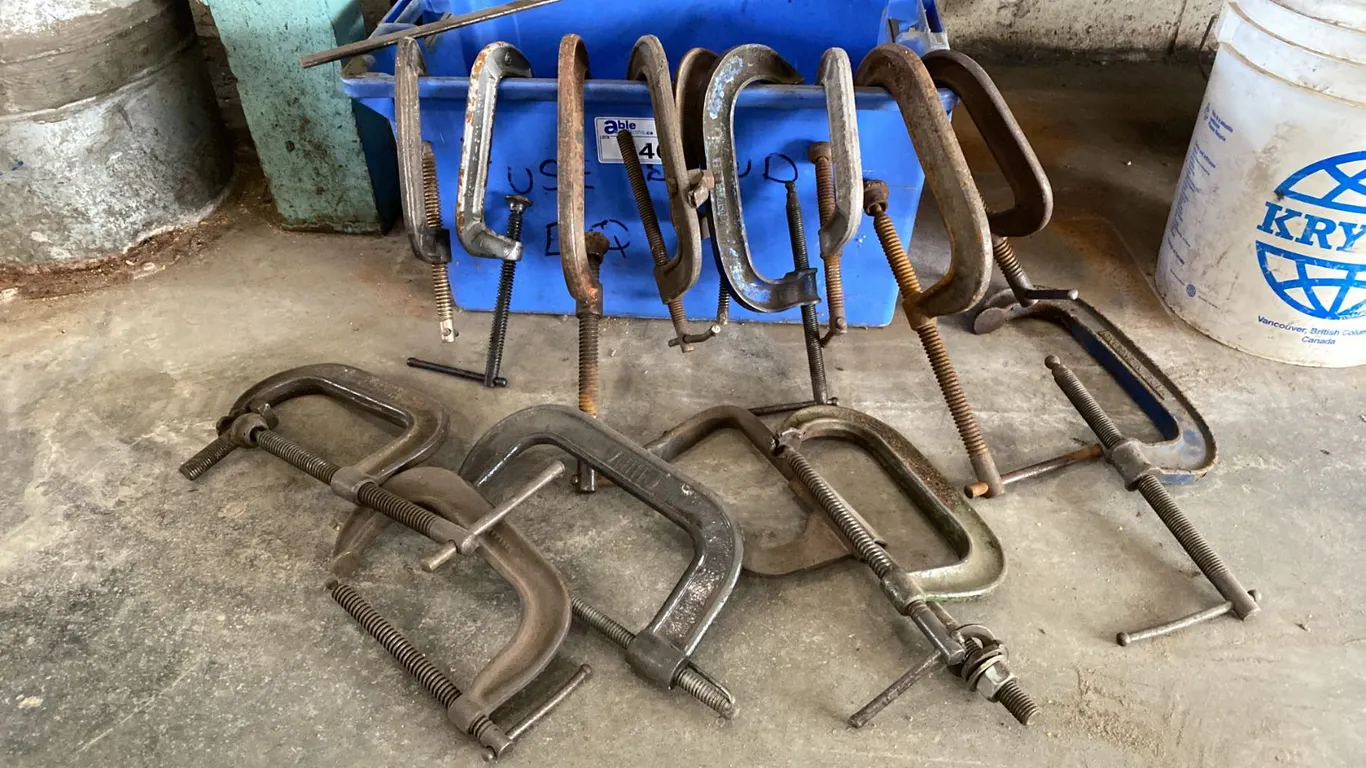 BIN OF ASSORTED HEAVY DUTY C-CLAMPS, APPROX 15