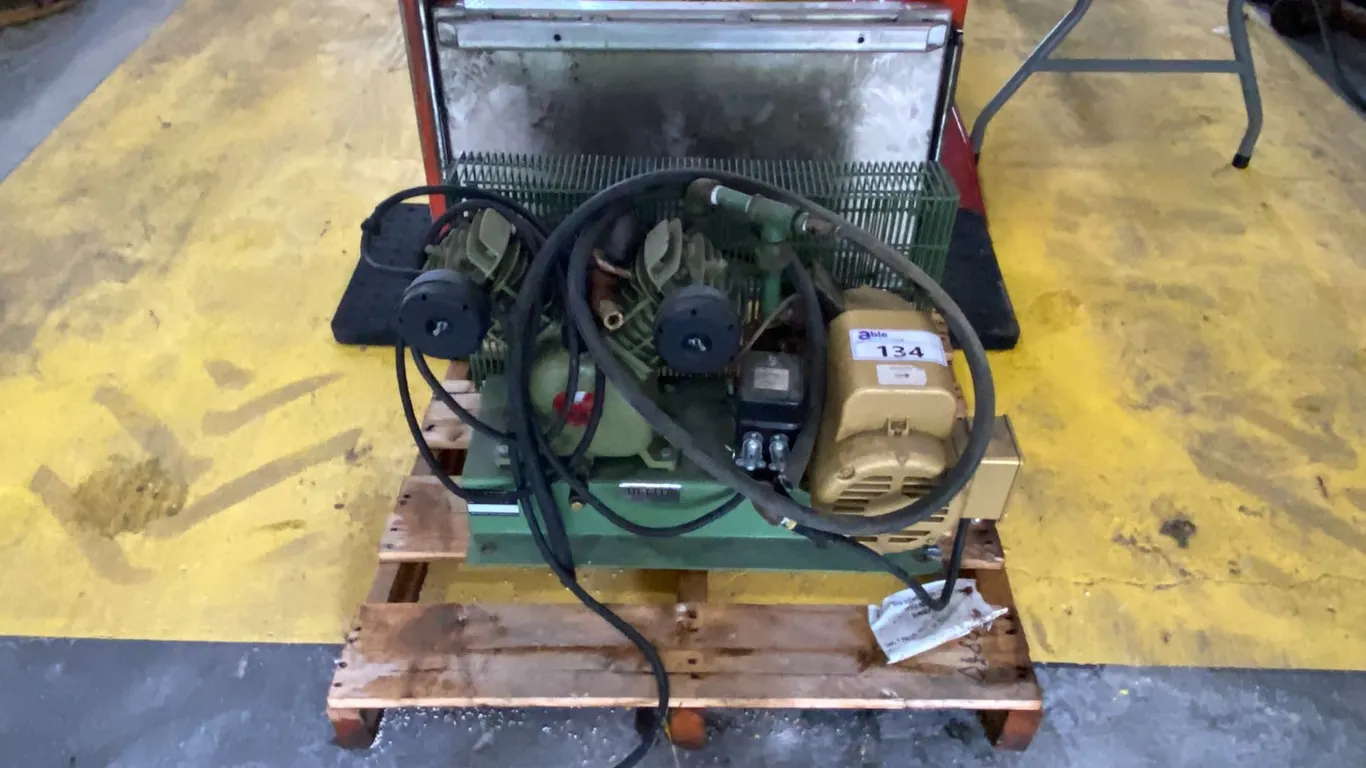 SWAN SVU-202 SMALL BELT DRIVEN PISTON AIR COMPRESSOR WITH SLIDING TRAY