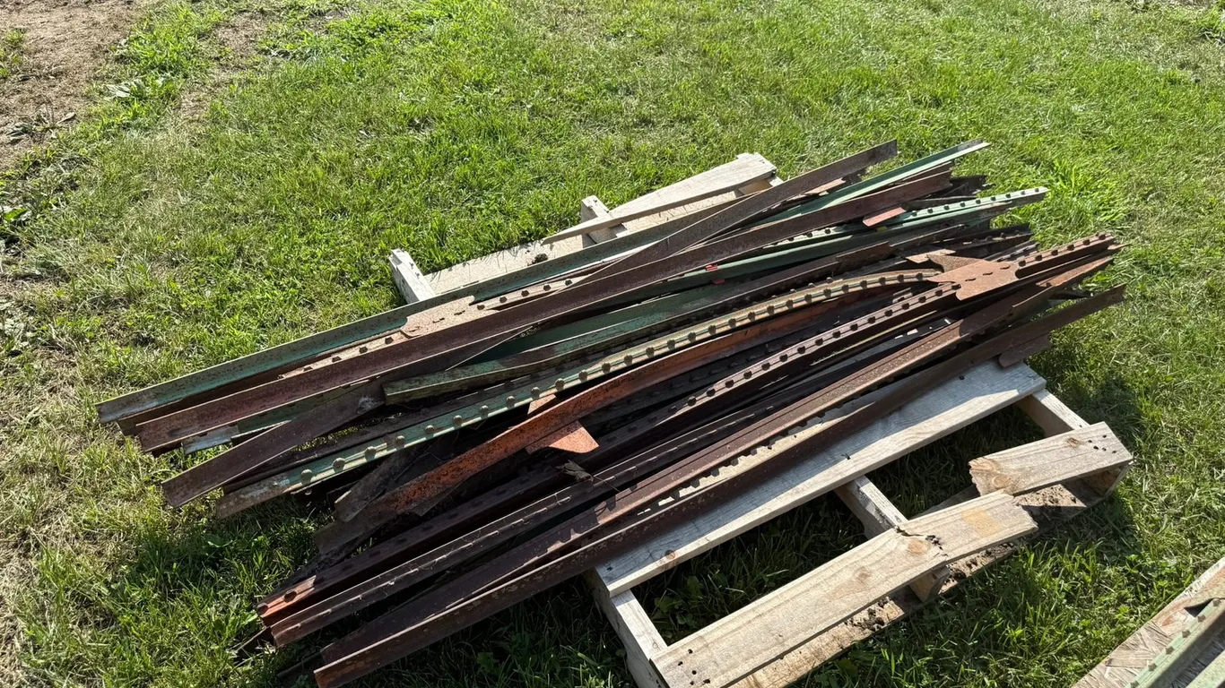 Pallet of (29) T Posts