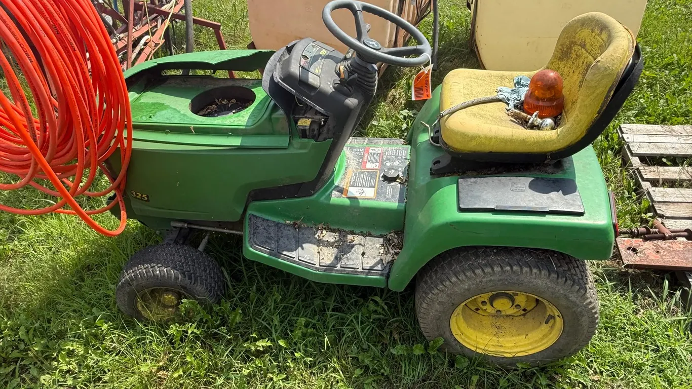 John Deere 325 Garden Tractor