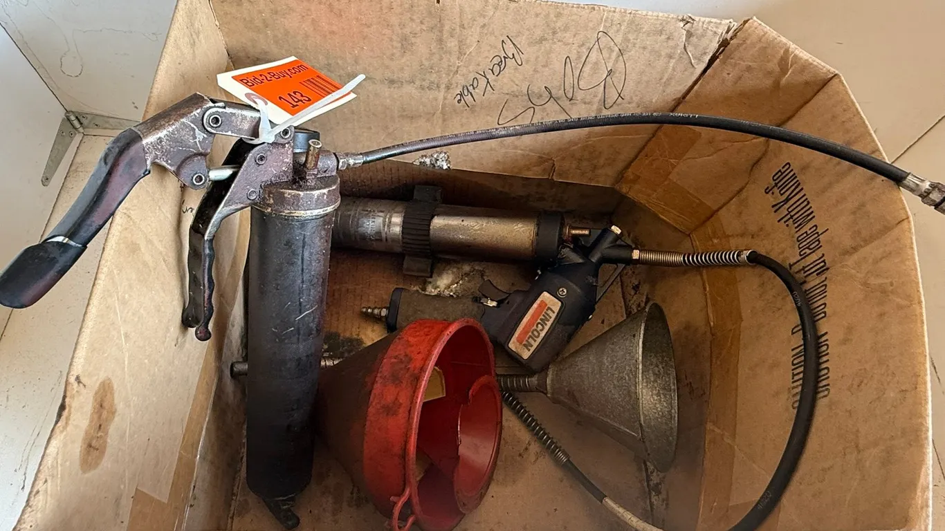 (2) Grease Guns- (1) Numatic (1) regular