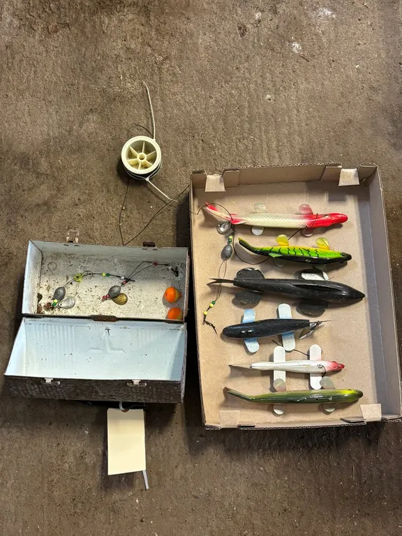 Vintage Lunch box with (6) Lures