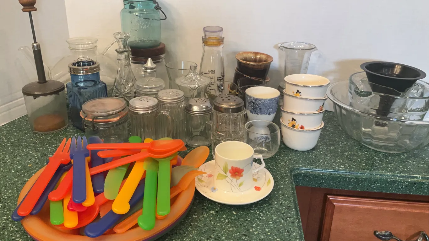 Kitchenware, Including Salt & Pepper Shakers, Ball Jars, Vintage Nesting Bowls & More