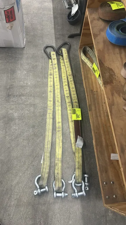 Wear-Flex EE2-0902 web lifting slings. Features 2-ply polyester webbing with steel master links and screw pin anchor shackles. Rated capacity: 6,200 l