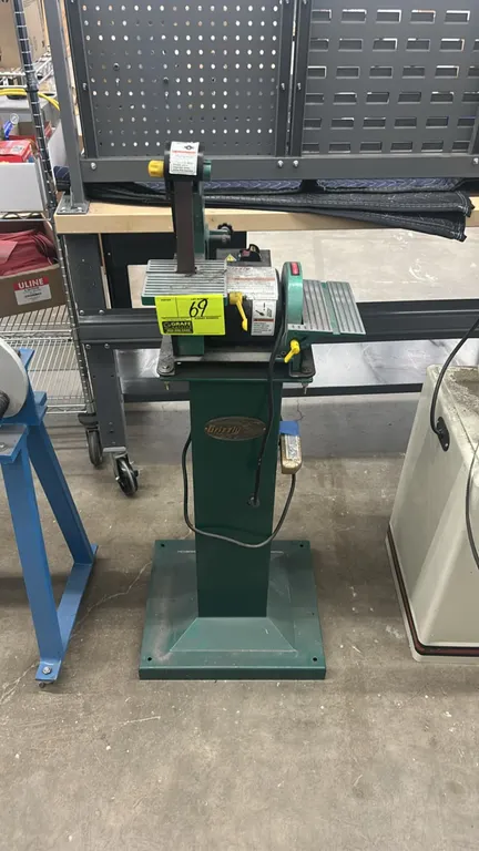 Grizzly Industrial H6070 belt and disc combination sander. Features 1" x 30" belt sander, 5" disc sander, and dual slotted work tables. Electrical: 11