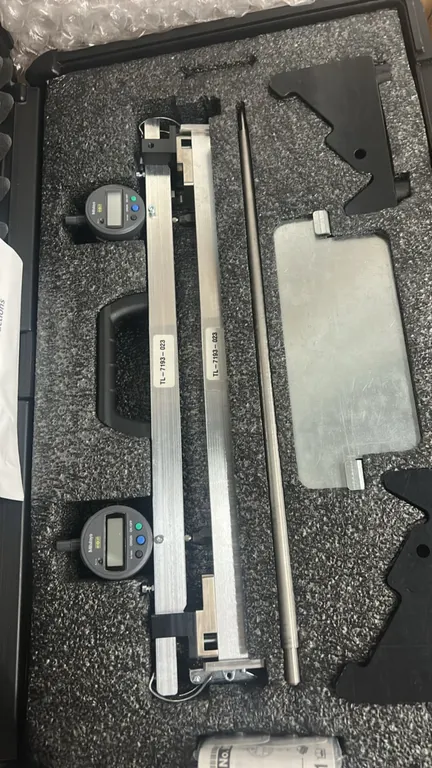 Mitutoyo mechanical strain gauge / deformeter set. Features (2) Mitutoyo Digimatic digital indicators, precision measuring bar, and calibration/refere