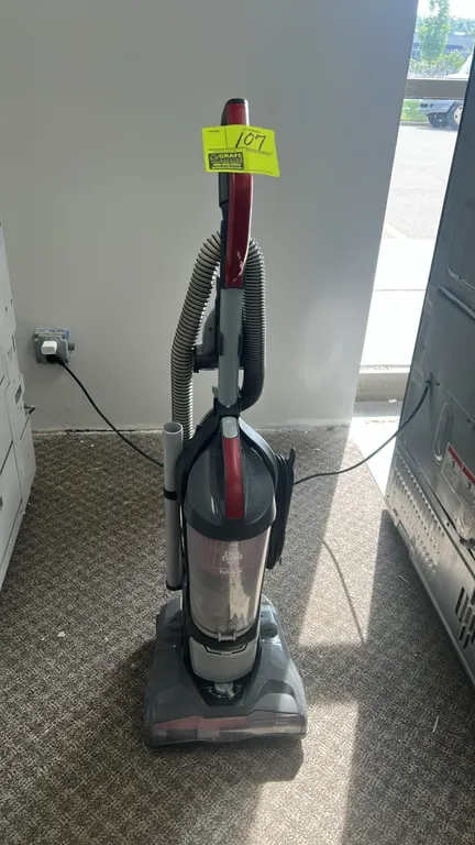 Dirt Devil Endura Max upright bagless vacuum cleaner. Features transparent dirt container, flexible stretch hose, extension wand, and multi-floor heig