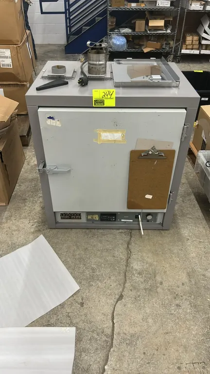 VWR Scientific 1600 HAFO Series horizontal air flow laboratory oven. Features digital temperature controller, stainless steel interior chamber with pe