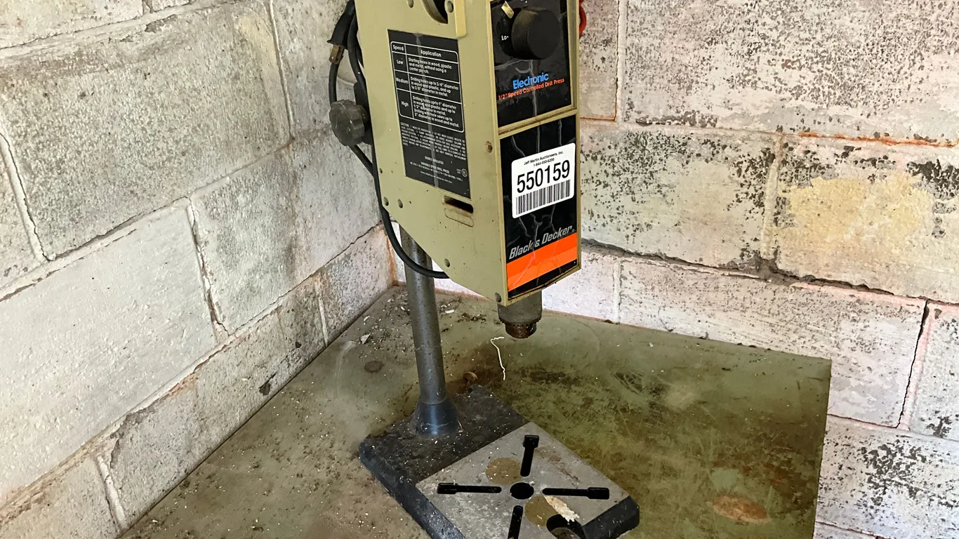 BLACK & DECKER ELECTRONIC 1/2" SPEED CONTROLLED DRILL PRESS