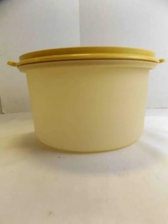 11" Round Tupperware Cake Carrier W/ Lid