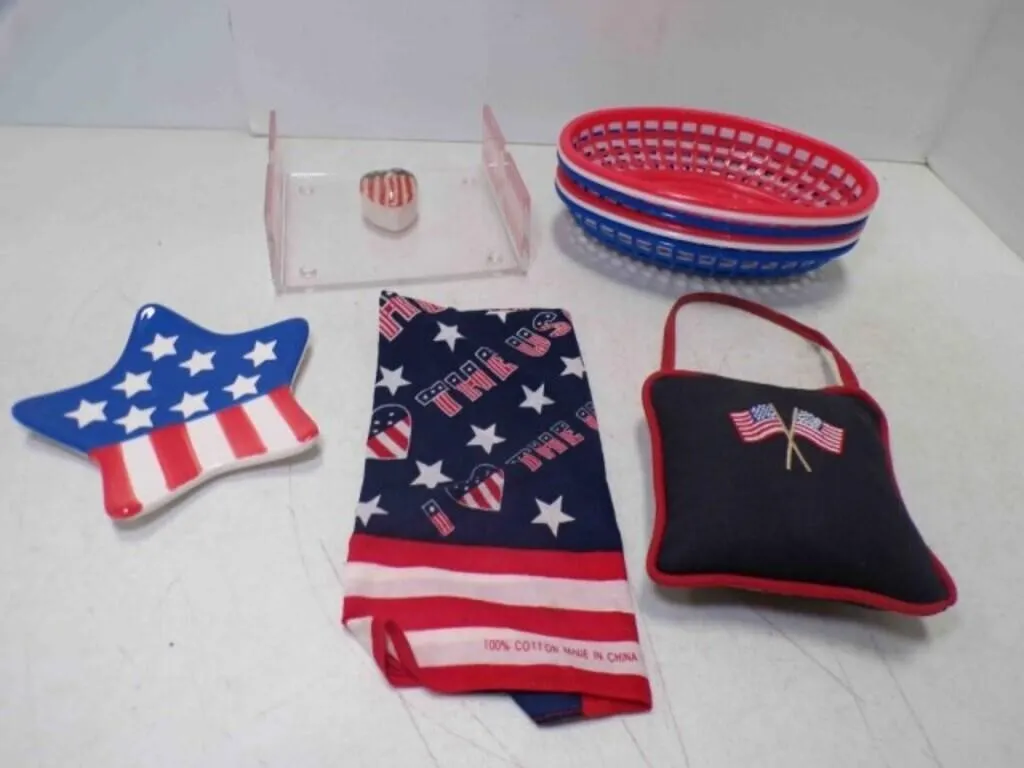 (6) Plastic Food Serving Baskets & Plastic Napkin
