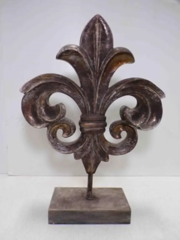 Rustic Distressed Fleur de Lis Table D�cor