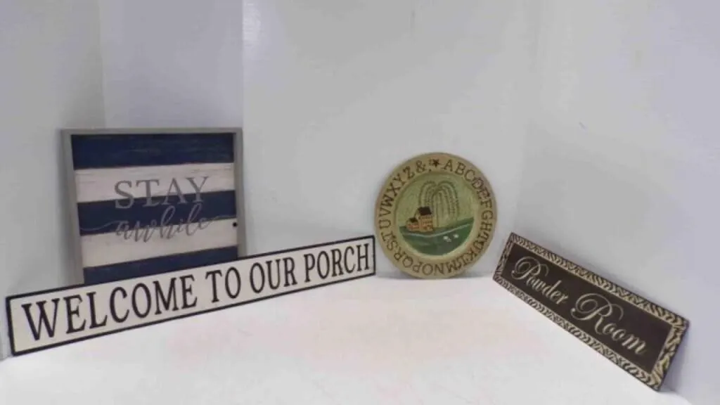 (4) Wall Hanging D�cor Signs
